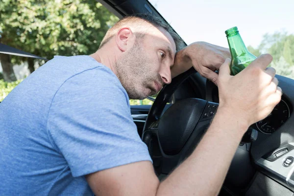 Człowiek Picia Alkoholu Podczas Jazdy Samochodem — Zdjęcie stockowe