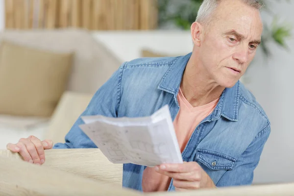 Senior Man Opnieuw Stofferen Van Een Meubel — Stockfoto