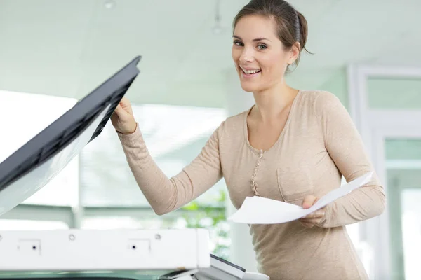 Alegre Feliz Mujer Hombre Usando Una Máquina Copia —  Fotos de Stock