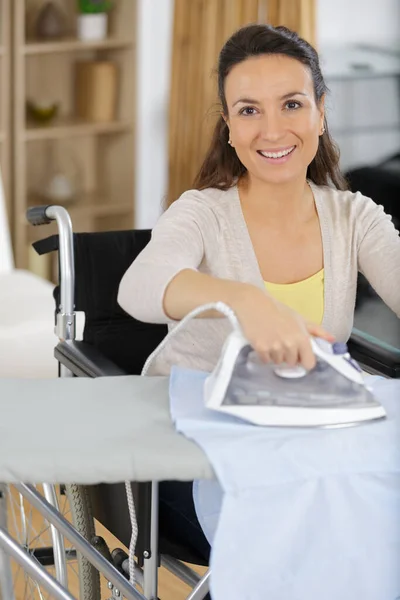 Junge Behinderte Frau Bügelt Hause — Stockfoto