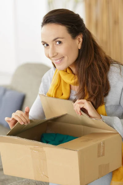 Heureux Asiatique Jeune Femme Avec Colis Boîte Maison — Photo