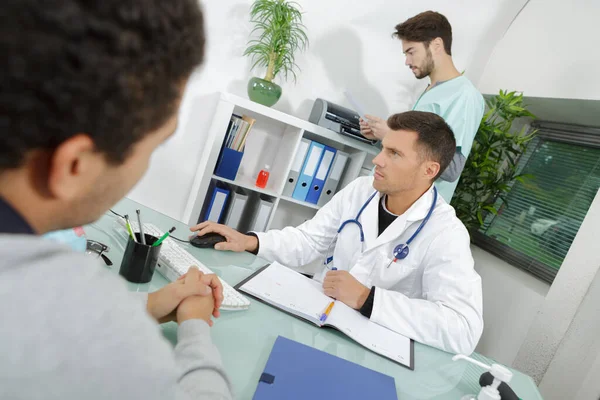 Läkare Med Patient — Stockfoto