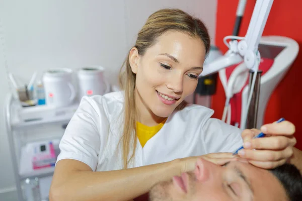 Vrouw Snijden Patiënten Wenkbrauw Haren — Stockfoto