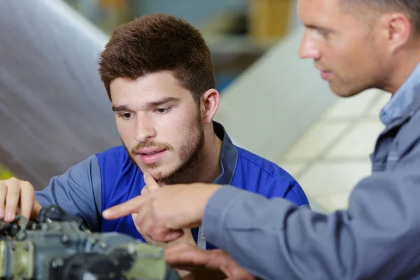 Portret Van Luchtvaartmechanische Assembleurs — Stockfoto