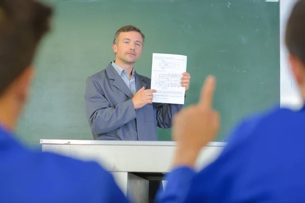 Lehrer Vor Der Tafel Schüler Mit Erhobener Hand — Stockfoto