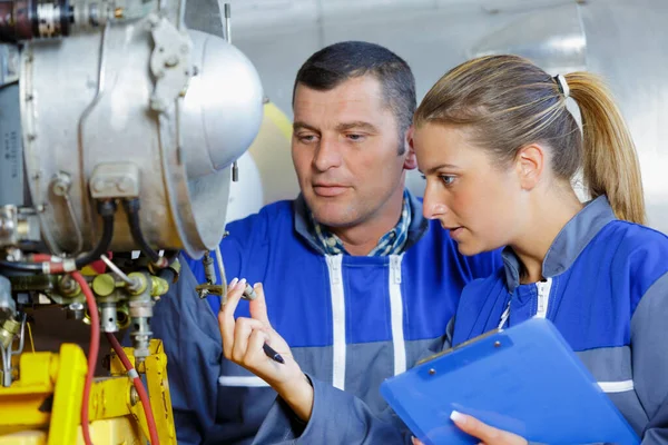 Hombre Mostrando Los Aprendices Una Máquina — Foto de Stock