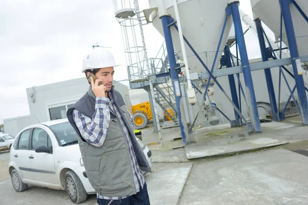 Arbetare Med Hatt Pratar Med Sin Mobiltelefon — Stockfoto