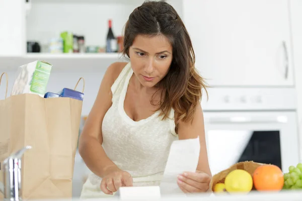 Mulher Casa Verificando Seu Recibo Compras — Fotografia de Stock