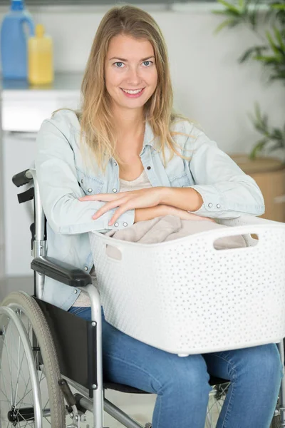 Jonge Gehandicapte Vrouw Rolstoel Doet Wasserij — Stockfoto