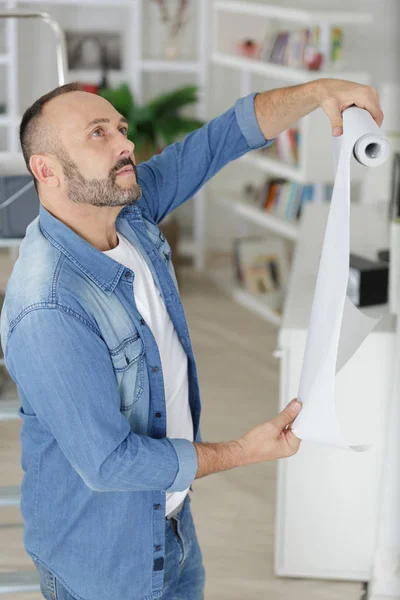 Homem Wallpapering Seu Novo Apartamento — Fotografia de Stock