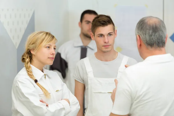 Ritratto Dell Operaio Che Parla Con Gli Apprendisti — Foto Stock