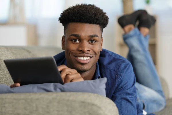 Homem Feliz Com Computador Tablet Sofá — Fotografia de Stock