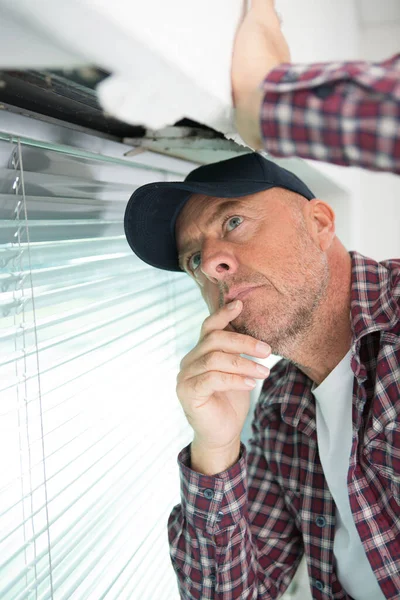 Een Bouwer Die Raamlatten Onderzoekt — Stockfoto