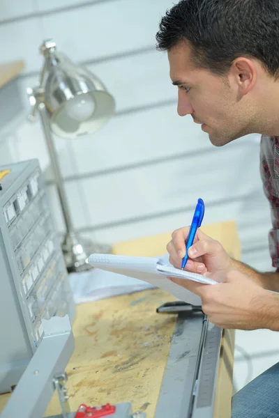 Fabrieksarbeider Neemt Notities — Stockfoto