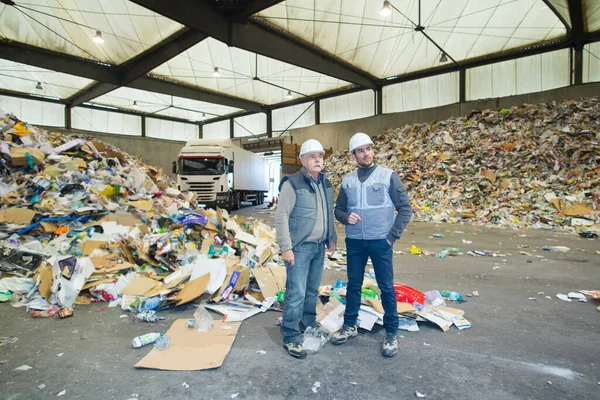 Trabalhadores Uma Instalação Reciclagem — Fotografia de Stock