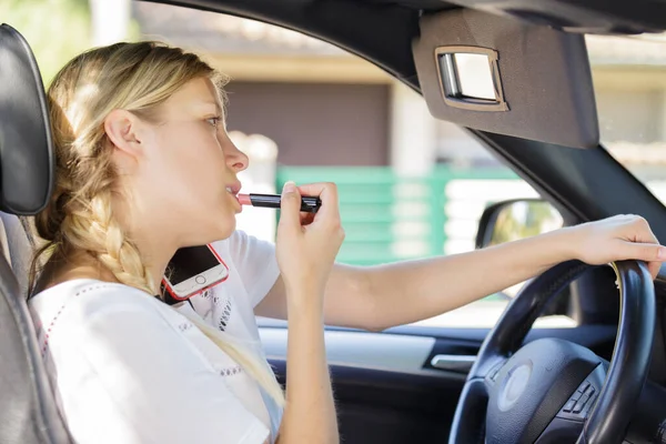 Kvinna Som Gör Upp Sina Läppar Med Rött Läppstift Bilen — Stockfoto