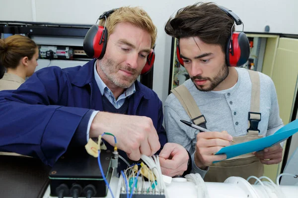 Twee Mannelijke Meesters Werken Werkplaats Met Elektronica — Stockfoto