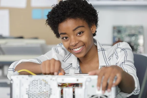 Mutlu Genç Kadın Hizmet Merkezindeki Bilgisayar Bileşenini Düzelt — Stok fotoğraf