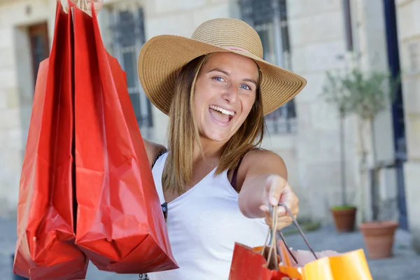Elinde Çanta Alışveriş Ile Yürüyen Genç Kadın — Stok fotoğraf