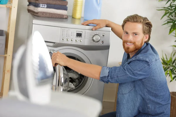 Hombre Elegante Haciendo Colada Casa —  Fotos de Stock