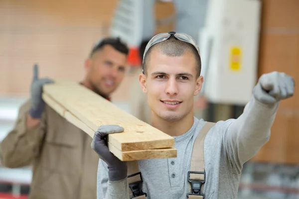 Hombre Como Constructor Que Lleva Madera Trabajo —  Fotos de Stock