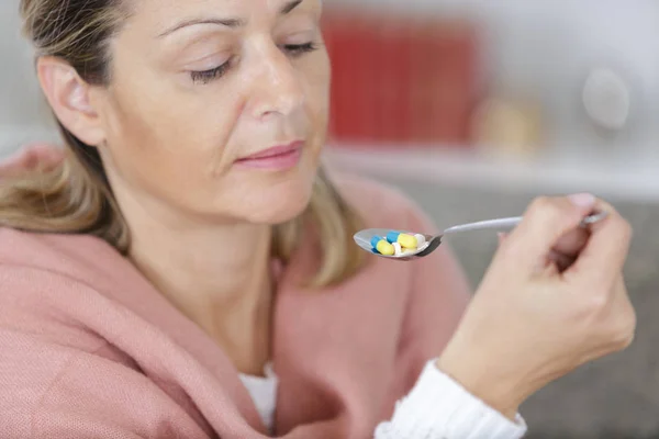 Femme Prenant Des Pilules Alimentaires Comprimés — Photo