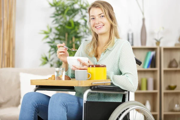 Šťastný Invalidní Žena Která Ráno Cereálie — Stock fotografie