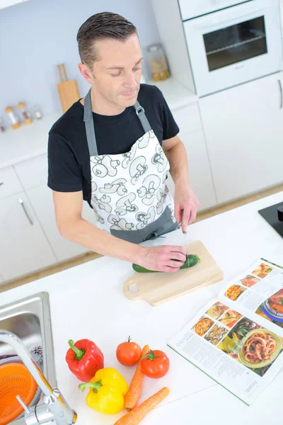 Handsome Man Slicing Vegetables Kitchen — Stock Photo, Image