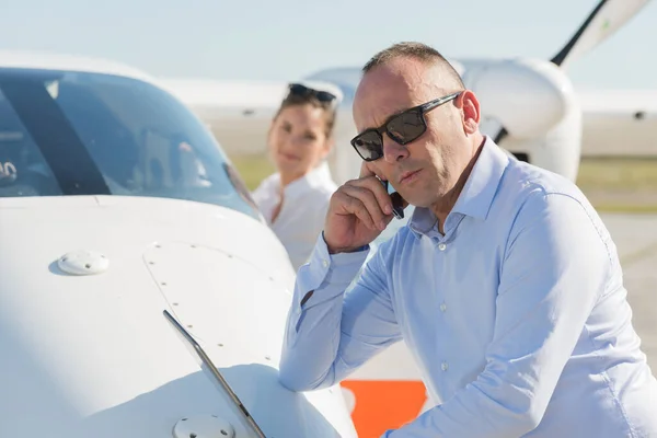 Homme Utilisant Téléphone Portable Appuyé Sur Avion Léger — Photo