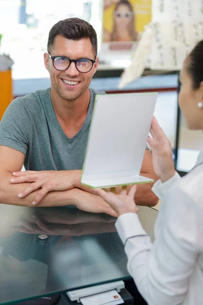 Vuxenkonsult Och Manlig Kund Väljer Glasögon Optikbutiken — Stockfoto