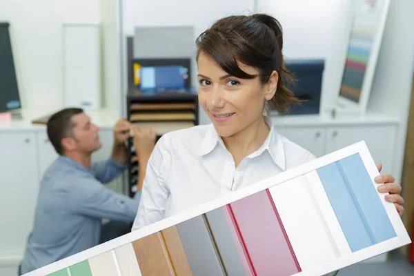 Client Holding Sample Wooden Materials — Stock Photo, Image