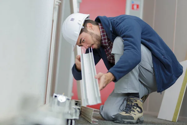 Bouwer Inspecteert Het Frame — Stockfoto