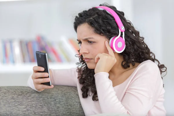 Jonge Vrouw Met Koptelefoon Met Behulp Van Een Smartphone — Stockfoto