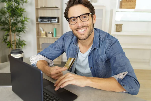 Homem Digitando Laptop Segurando Cartão Bancário — Fotografia de Stock