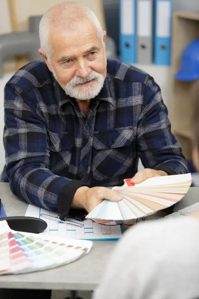 Hombre Negocios Con Muestra Color Oficina — Foto de Stock