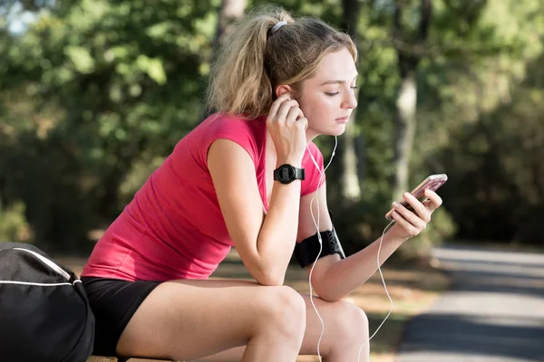 Glad Sommar Springande Kvinna Löpare Lyssnar Musik Telefon — Stockfoto