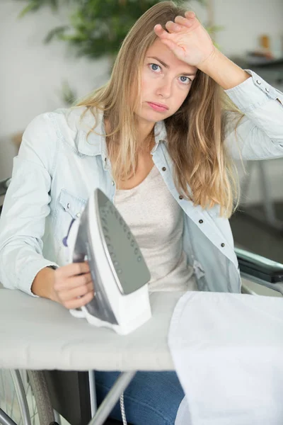 Vacker Kvinna Trött Strykningsservice Varje Dag — Stockfoto