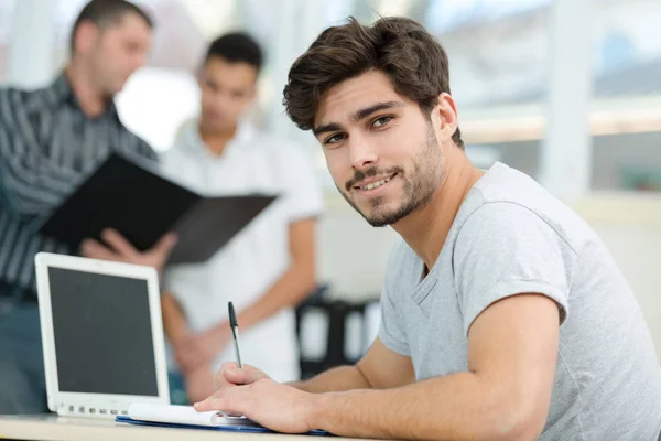 Estudante Universitário Com Laptop Posando — Fotografia de Stock