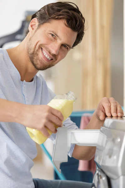 Erkek Deterjanı Makineye Doldurur — Stok fotoğraf