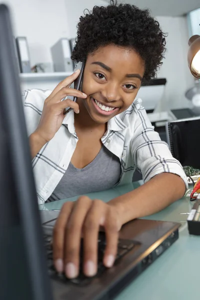 Glücklich Nachdenkliche Junge Frau Ruft Geschäftspartnerin Handy — Stockfoto