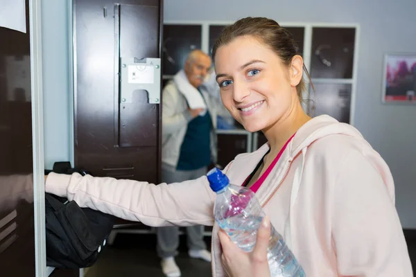 Junge Frau Bereitet Sich Auf Fitnesstraining Vor — Stockfoto