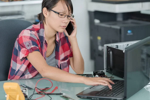 Tekniker Pratar Telefon Kontoret — Stockfoto