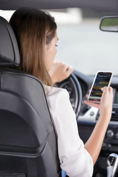 Sürüş Sırasında Akıllı Telefon Kullanan Kadın — Stok fotoğraf