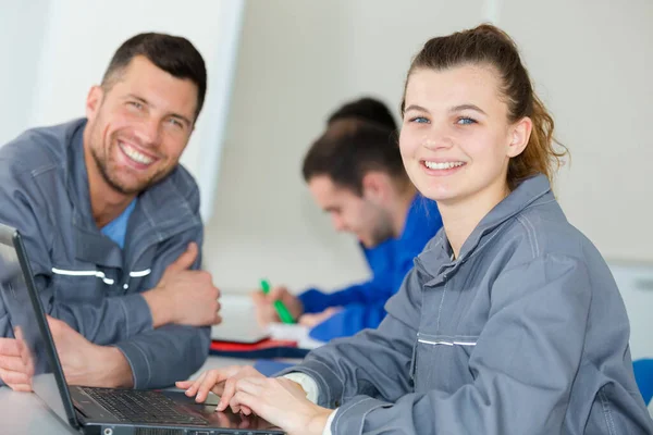 Feliz Sonriente Técnico Con Femenino Estudiante —  Fotos de Stock