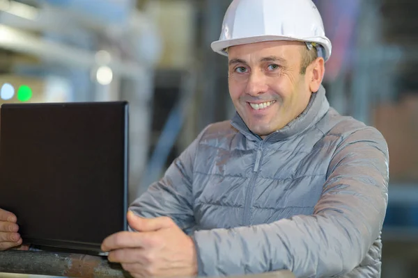 Man Met Harde Hoed Houden Laptop — Stockfoto