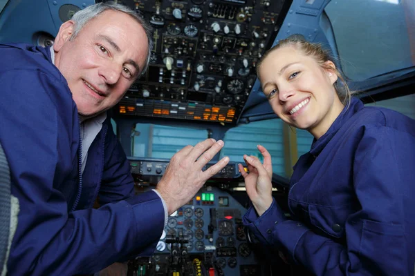 Zwei Lächelnde Piloten Cockpit — Stockfoto