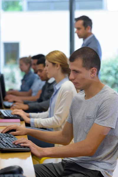 Estudiante Aburrido Clase Informática — Foto de Stock