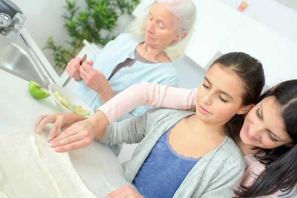 Frau Kocht Mit Tochter Und Großmutter Traditionellen Apfelkuchen — Stockfoto