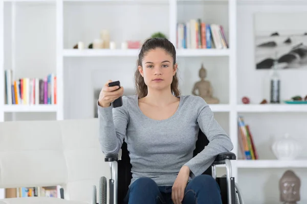 Mulher Alegre Assistindo Televisão Sala Estar — Fotografia de Stock