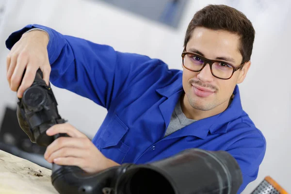 Porträtt Man Fastställande Svart Sko — Stockfoto